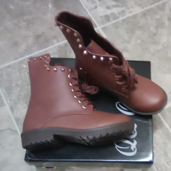 Boots - Picture 6 of 7